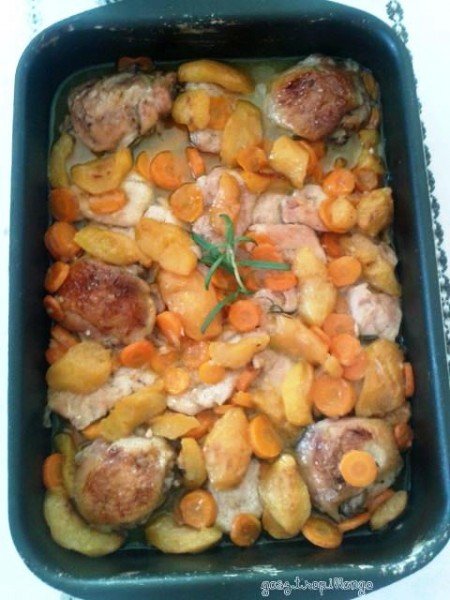 Rozmaringos csirke tepsiben